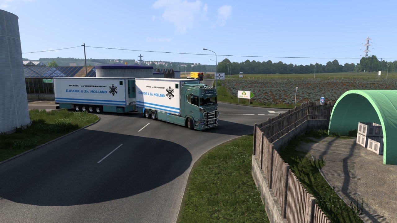 【SCANIA  SUPER  V8】＜ETS 2＞  初のタンデムに乗って一路峠越え。初っ端の一撃が悔やまれる。ゆっくり下ってよ、バスのドライバーさん。鶏肉25ｔ積んでるのに。