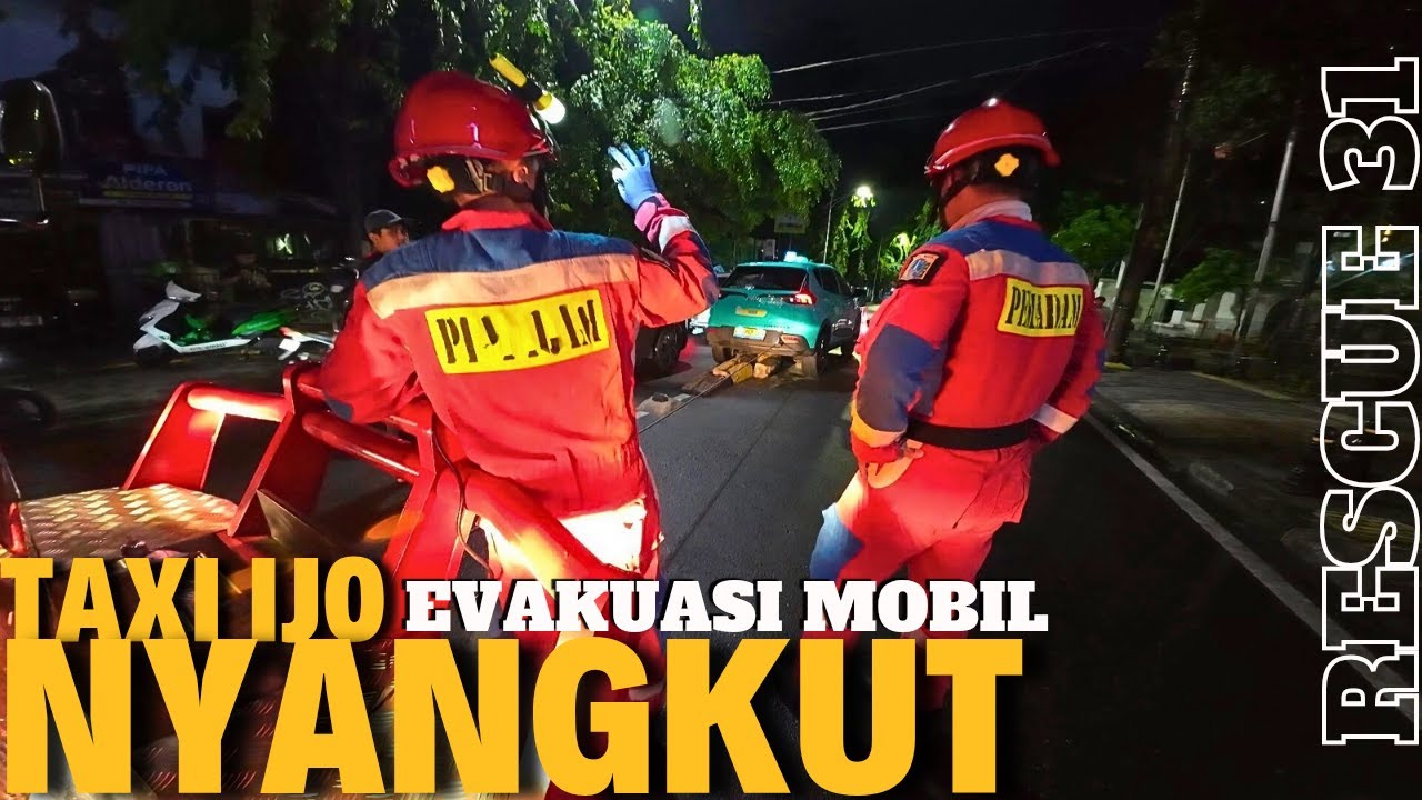 EVAKUASI MOBIL TAKSI IJO NYANGKUT TROTOAR - Respon Petugas Damkar