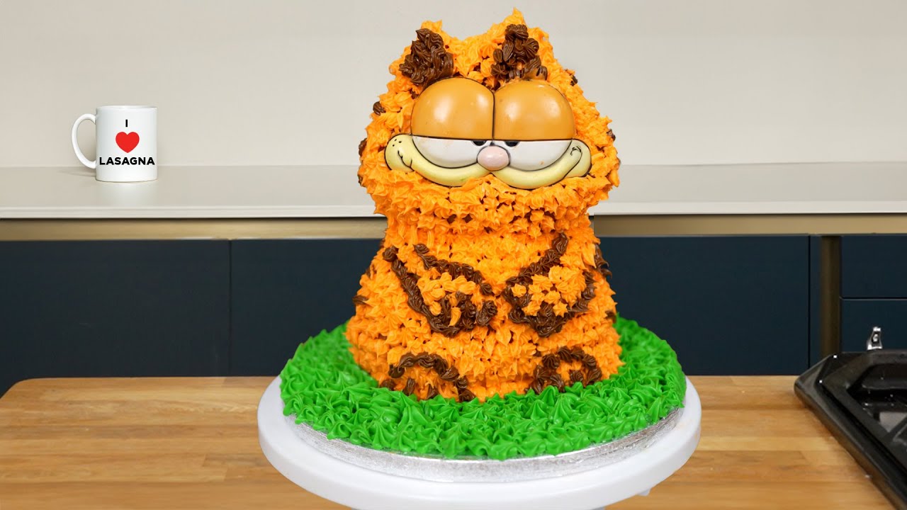 @ashens Sent me a 1980's Garfield Cake Tin!