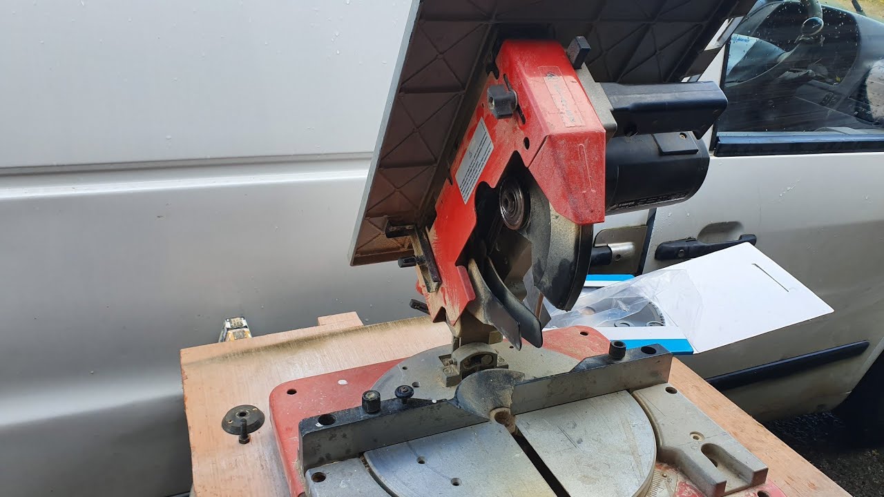 How to change saw blade in Stayer saw SC 261W. Jak zmienić tarczę do cięcia. (English, Polish)