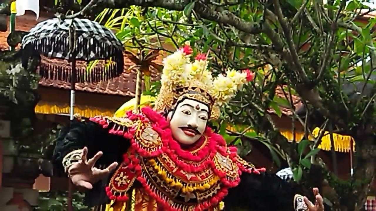 Topeng Dalem Arsa Wijaya,,,penari  Ketut Mayun Mahardika