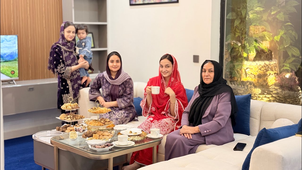 بلاخره تمام وسایل خانه ما تکمیل شد و فرخنده با شیرینی های خوشمزه از همگی پذیرایی کرد❤️😍