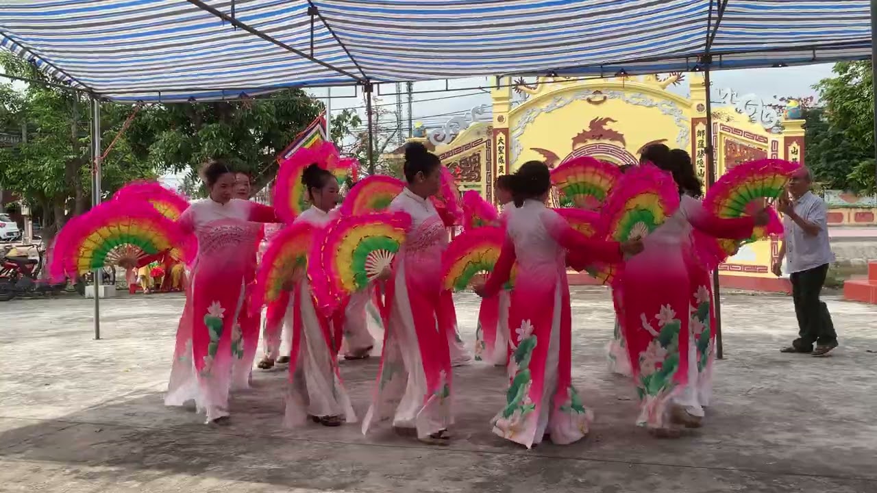 Mái đình làng biển -clb dân vũ Xuân La -quỳnh Xá 