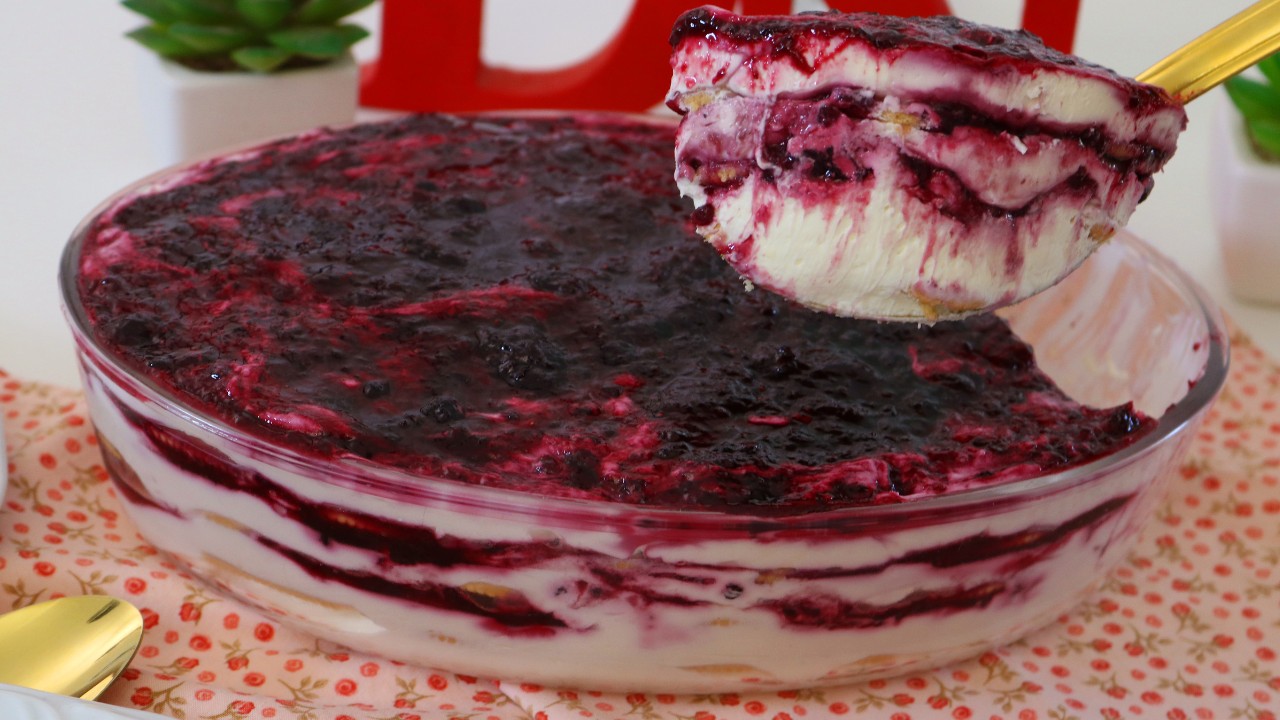 FIZ EM MINUTOS ESSE PAVÊ DE FRUTAS VERMELHAS - PRÁTICO, FÁCIL E SUPER CREMOSO - DIKA DA NAKA