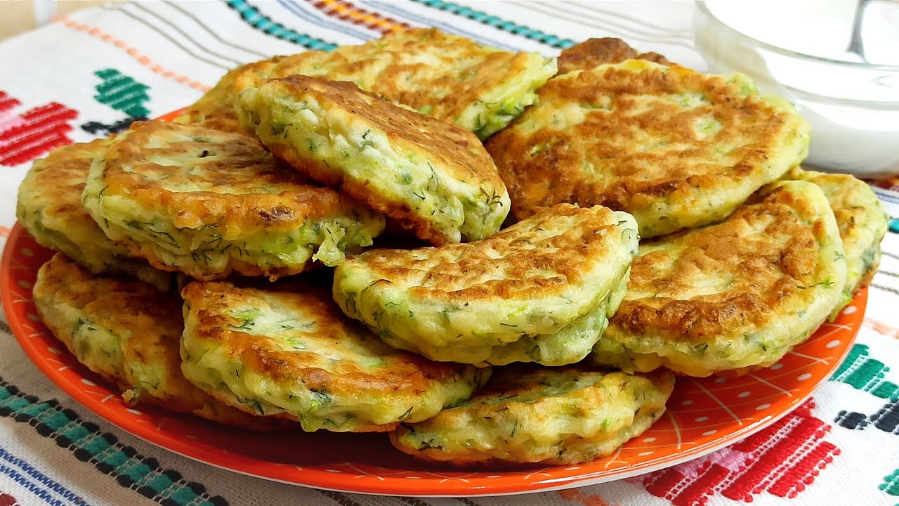 Blinele din dovlecei.Perfecte pentru un dejun sau cină.Вкусные, слегка пикантные оладьи из кабачков.