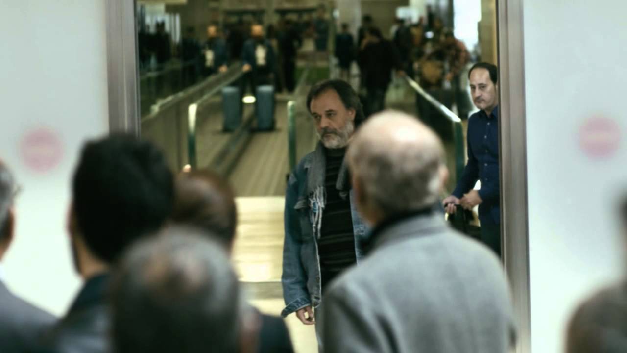 Sin Identidad T2 - María se reencuentra con su familia en el aeropuerto