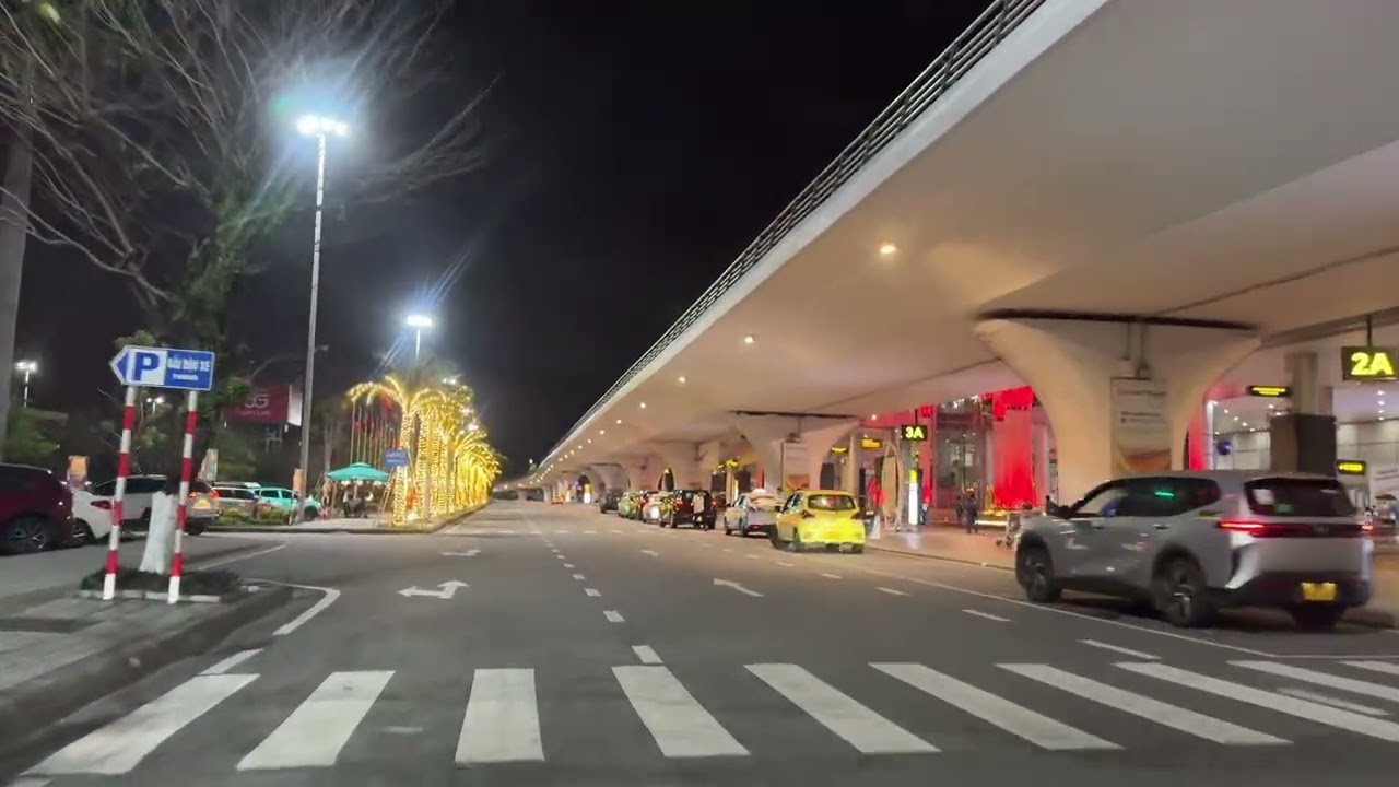 Đón khách tại ga đến quốc nội( Sân bay quốc tế Đà Nẵng) bằng ô tô và xe máy