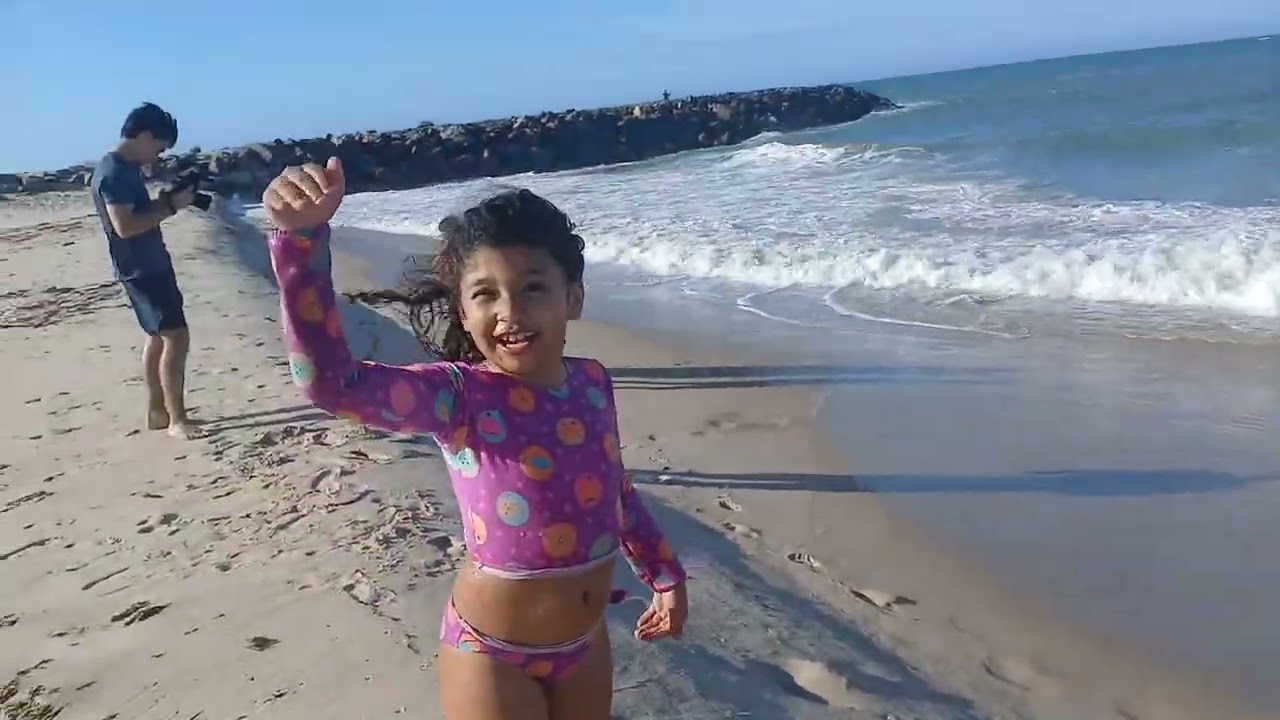 Primeira vez da Laura no mar 