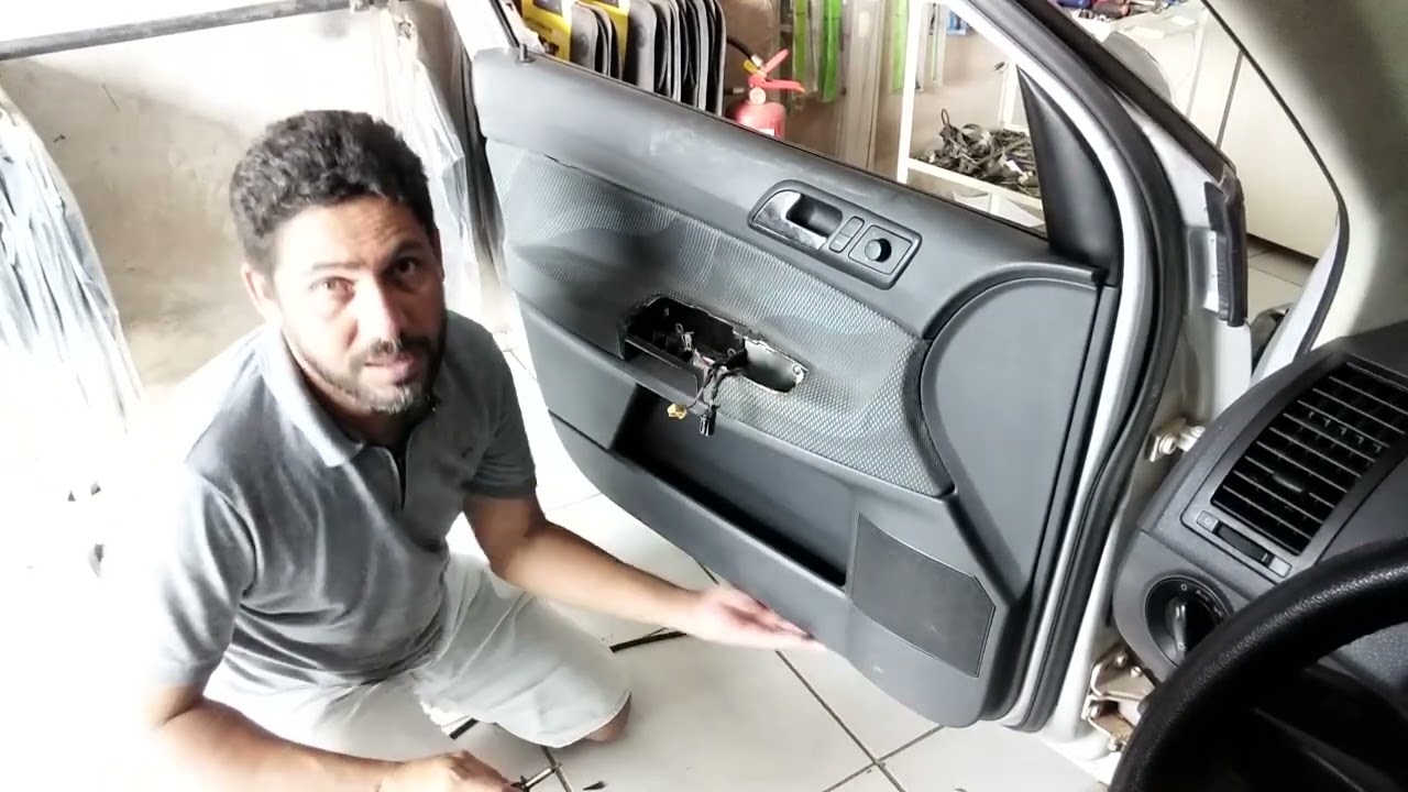 como retirar o forro de porta do polo.