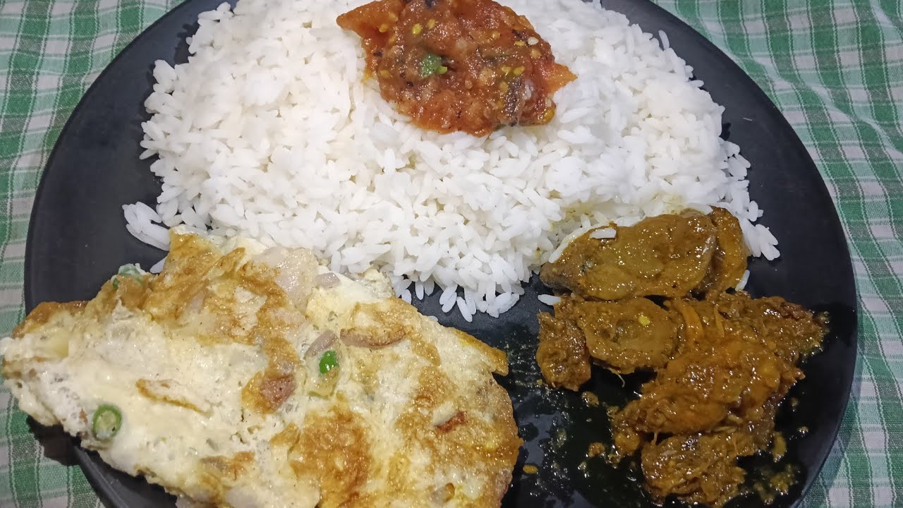 Hello doston aj ma khana wala ho rice dal aur anda amlet aur chicken  tamatar chatni 🍛