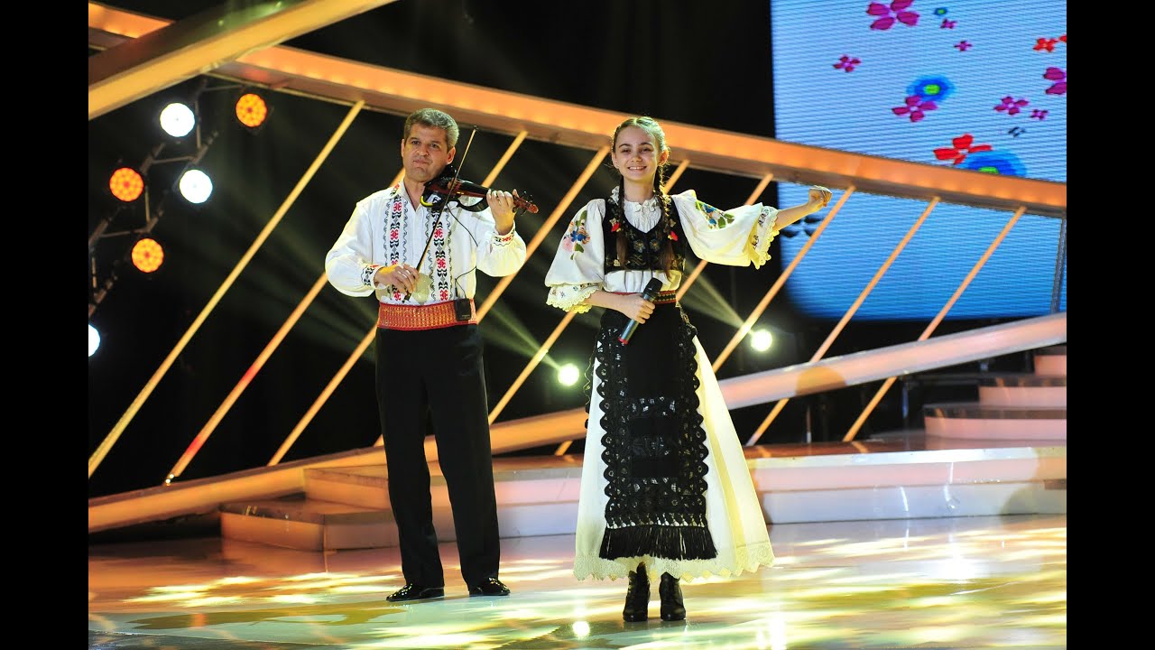 Alexia Aștelian cântă muzică populară pe scena 