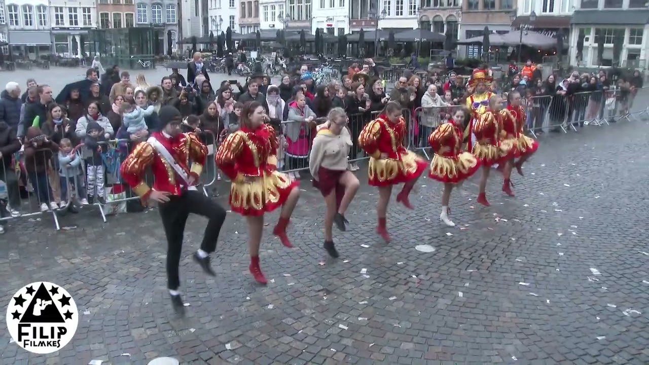 stukje van de stoet van Mechelen - dansoptreden van de dansmariekes en dans jonkers