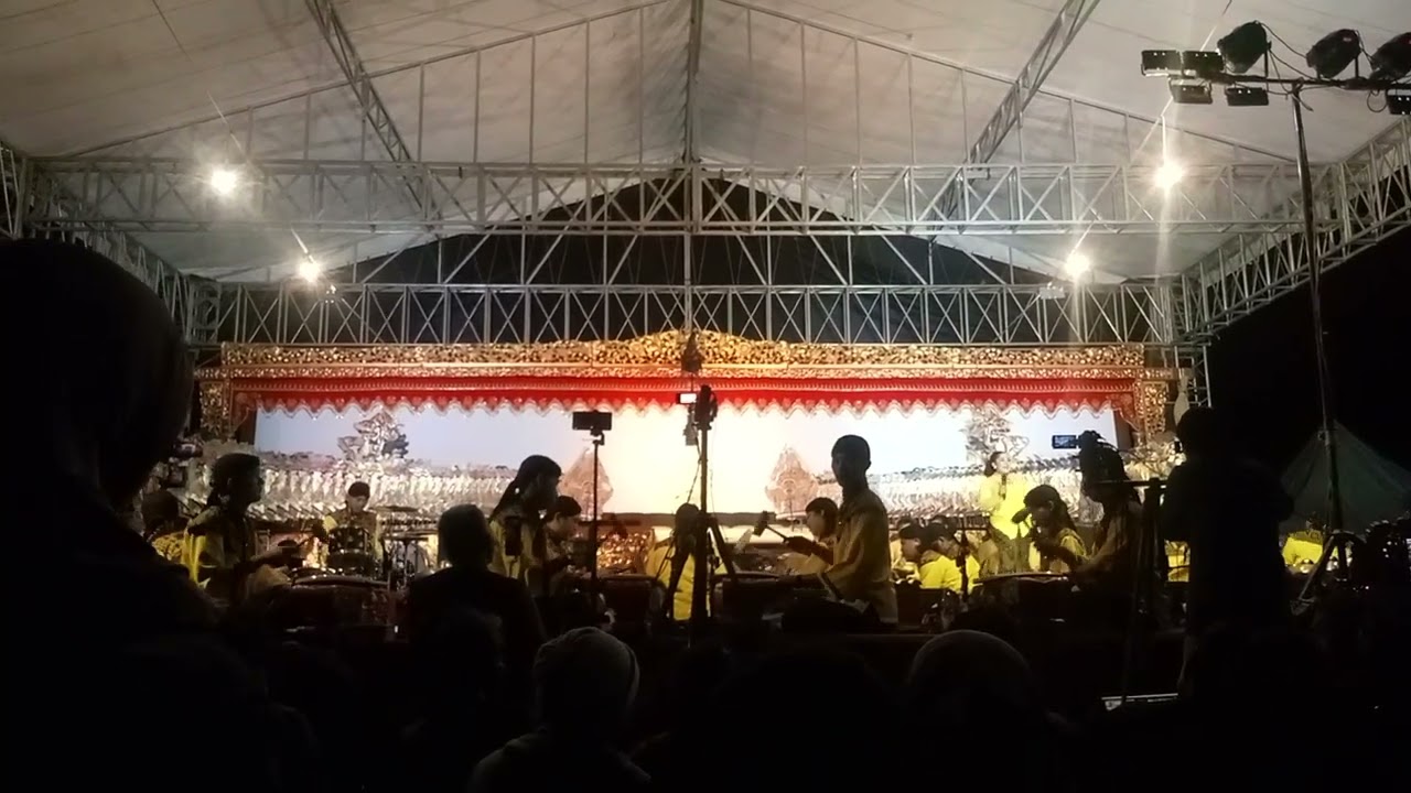 Acara ruwat bumi wayang kulit Ki Dalang Eko Suwaryo di lapangan Banjengan mandiraja #wayangkulit 