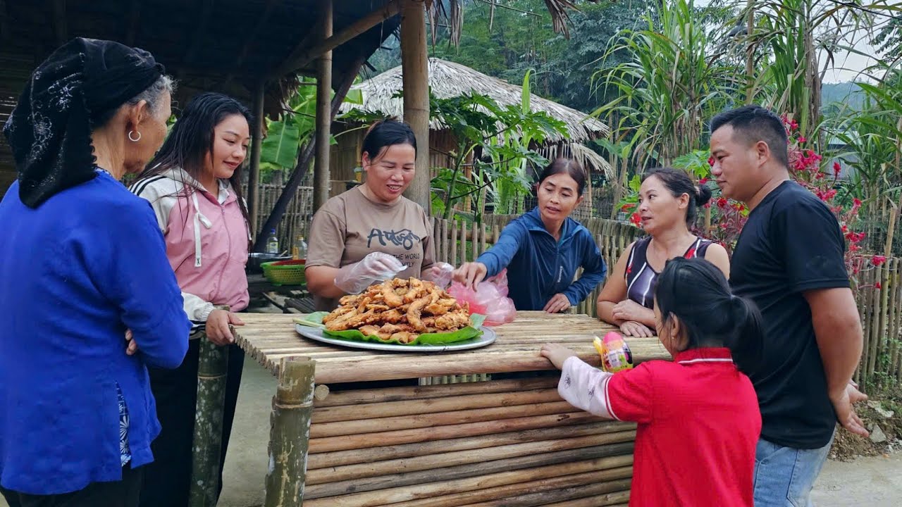 With his excellent cooking skills, Dan makes delicious fried fish to sell to the villagers.