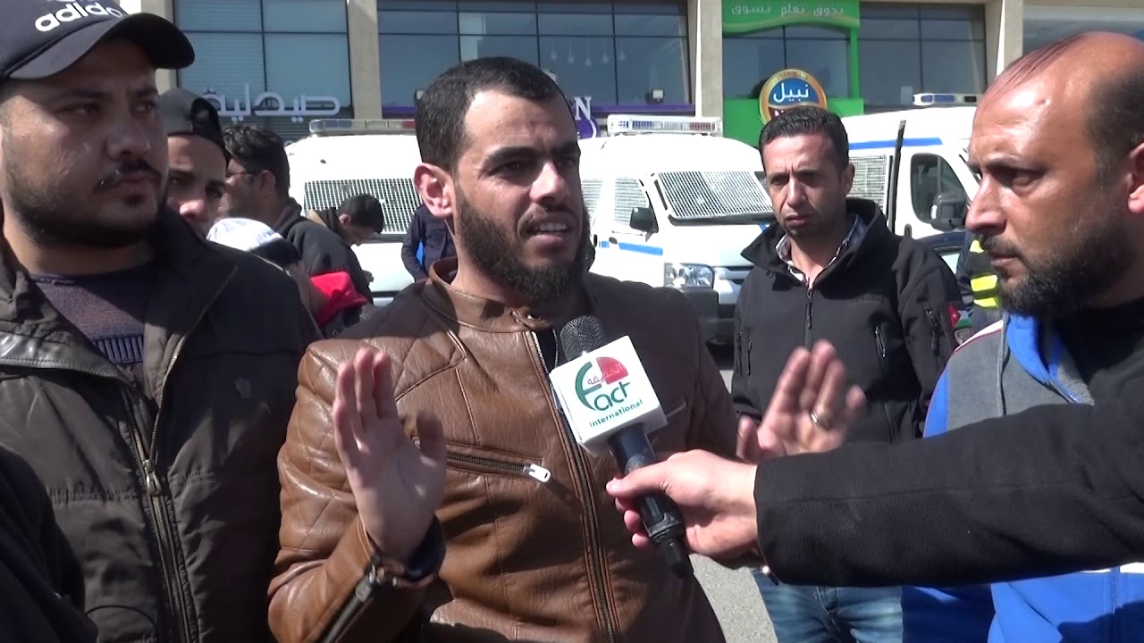 اعتصام أصحاب ومالكي باصات الكوستر في عمان والمحافظات الأردنية احتجاجا على تخفيض العمر التشغيلي