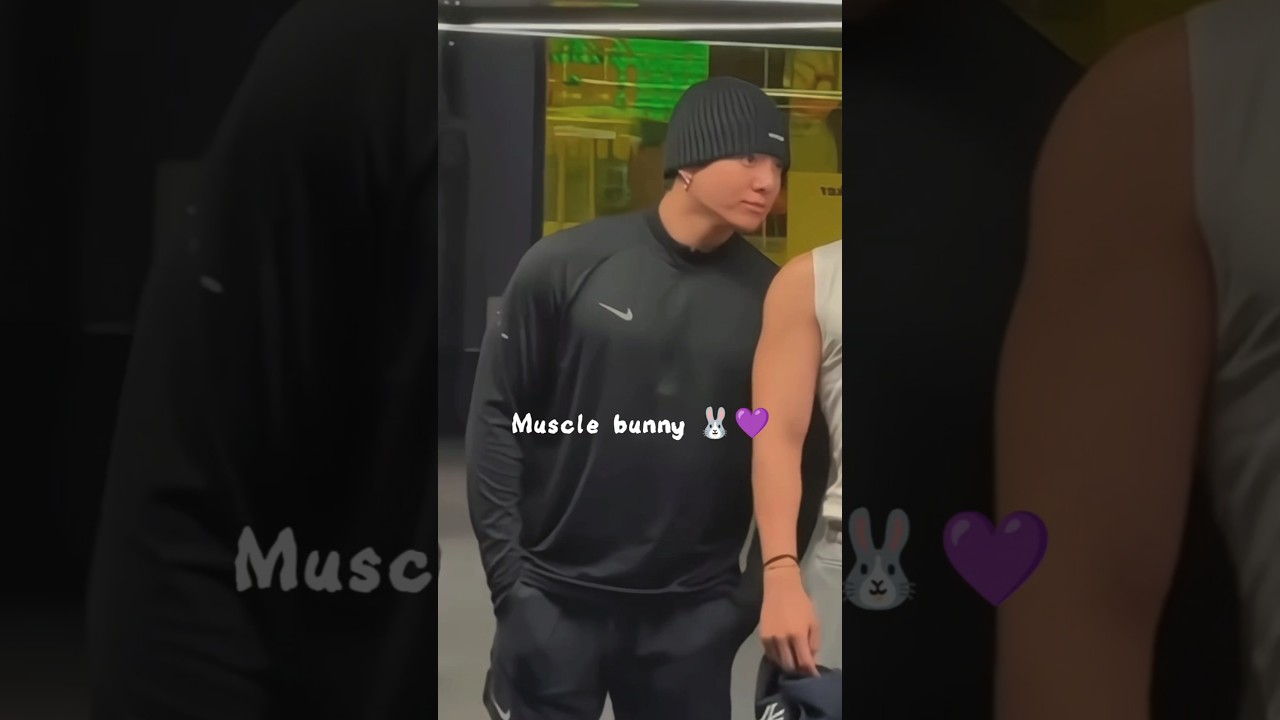 Jungkook showing his arms in the gym with V 💪🏻💪🏻🔥 #bts #jungkook #jk