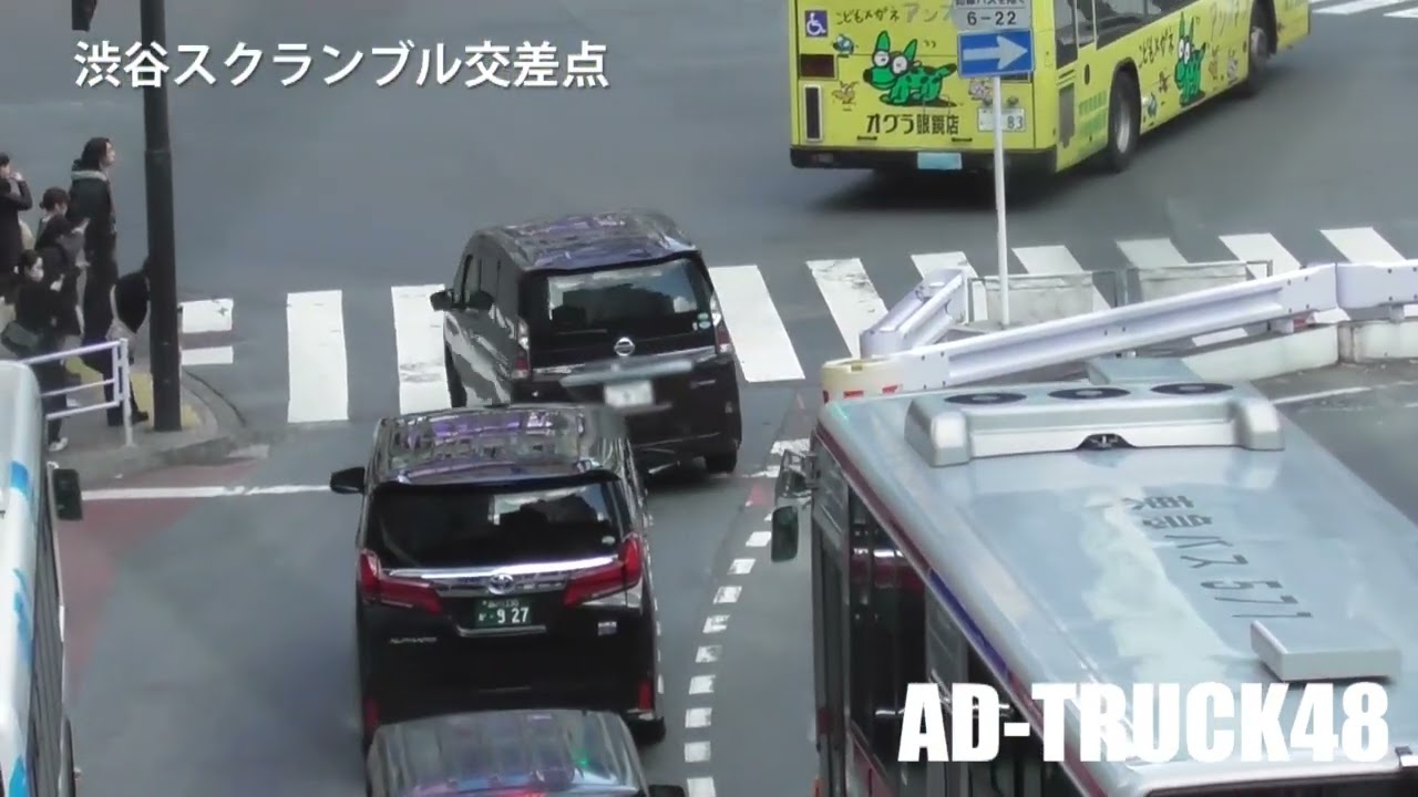 あっ！ぶつかったよね？警備員に注意され、後退しガードレールに接触…その後何事も無かったように走り去ってくミニバン