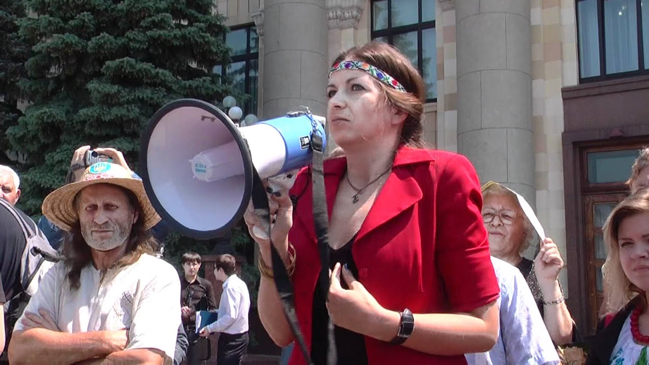 Два ящики кросівок з Харкова поїхали до Верховної Ради