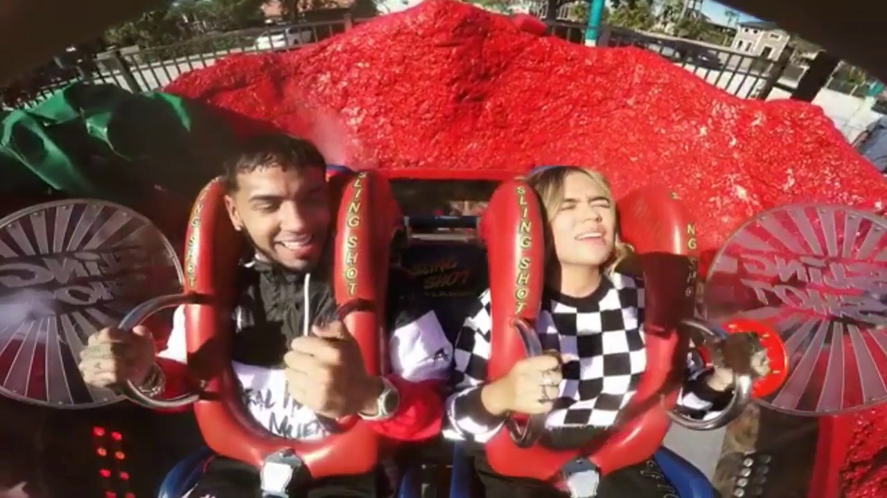 ANUEL AA Y KAROL G EN UN PARQUÉ DE DIVERSIONES