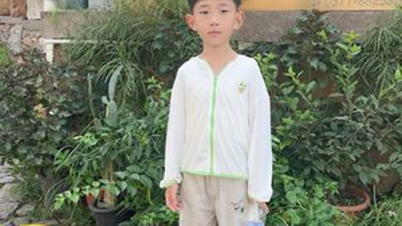 当妈妈是一场修行，幸福且艰难，柔弱且刚强，慢慢看他长大慢慢爱他，在当妈妈的这条路上有过焦虑和不安，没有人教我们当妈妈，可我们又好像天生就会当妈妈，自从有个他，必须抗起这份责任，因为爱我的男孩，我不强