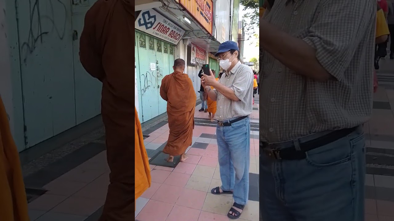 Perjalanan Biksu Thudong Di Pecinan Magelang