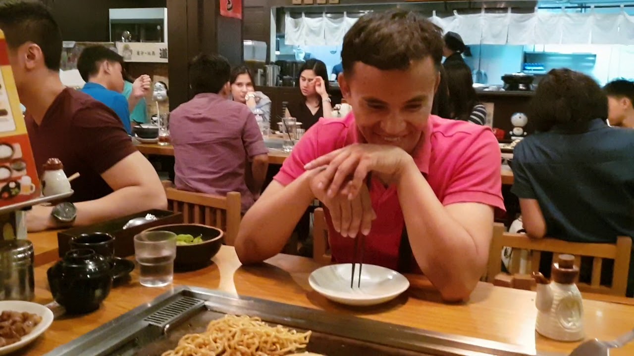 How to cook okonomiyaki at Dohtonburi