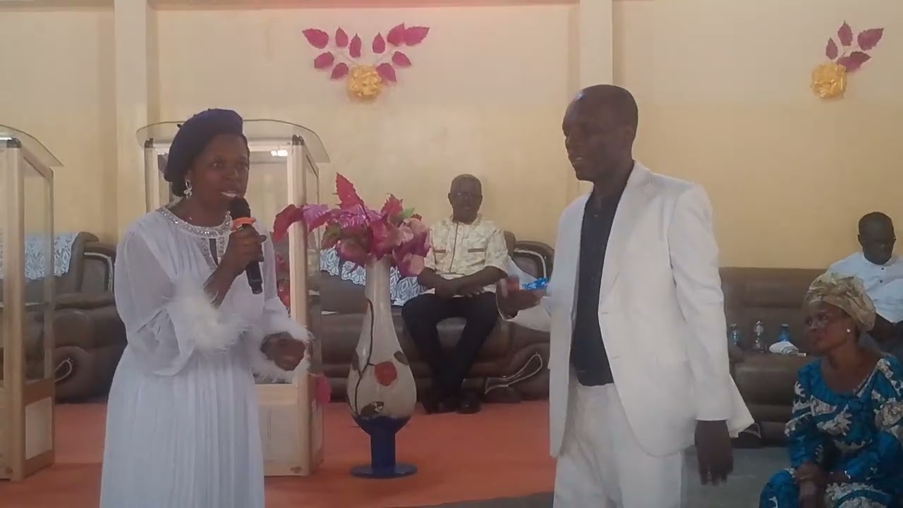 Exécution de chant spécial du couple pastoral pour remercier Dieu