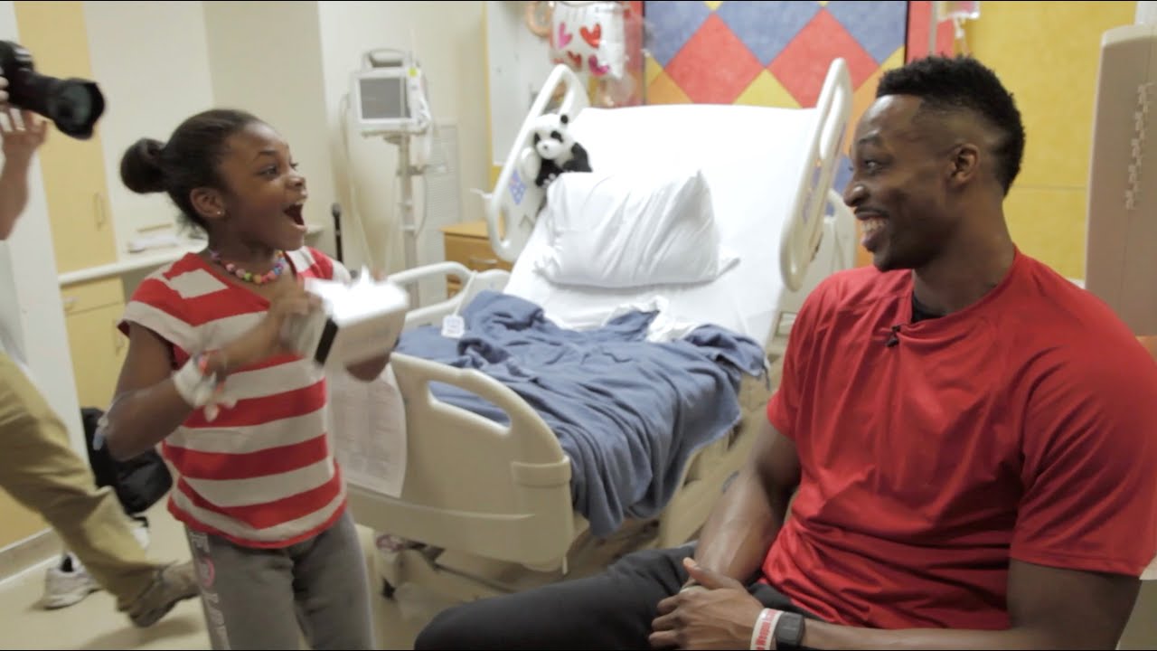 Dwight Howard surprises kids in hospital with Google Cardboard