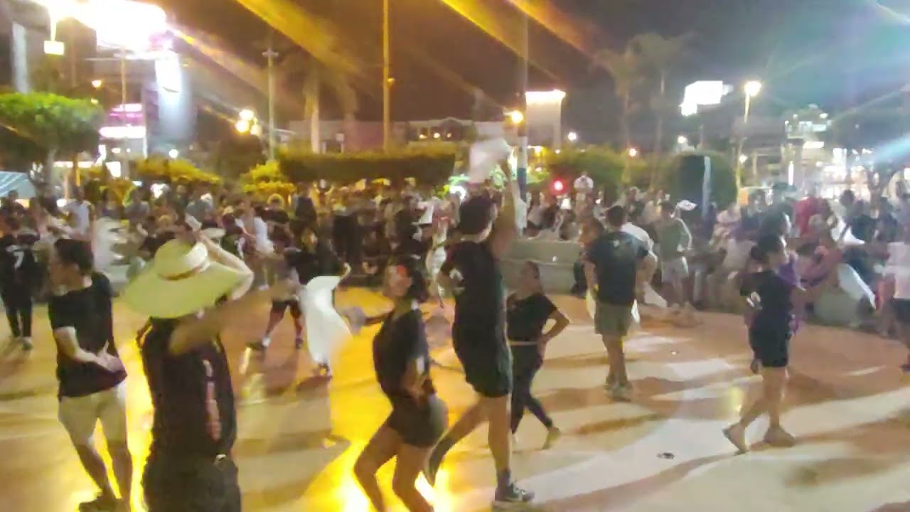 Peru 마리네라 춤에 박누리도 동참했어요 2026.2.28 Lima. Bailarines de Marinera de Los Olivos