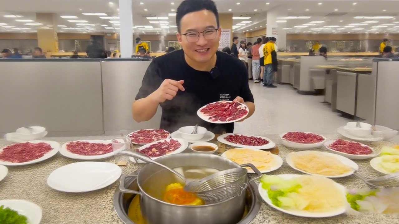 排队1个小时才吃到的火锅，鲜活现切牛肉，好吃到停不下来 【吃货小金】