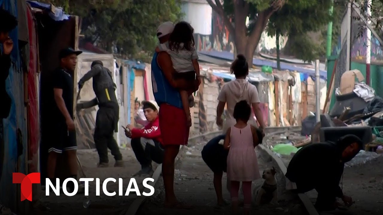 Frenan desalojo de un campamento irregular de migrantes en Ciudad de México | Noticias Telemundo