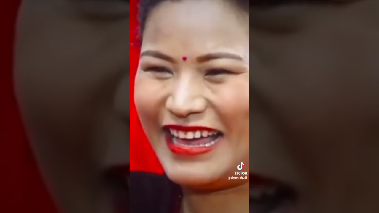 स्व. झलकमान गन्धर्ब ज्यूको चर्चित गीत गाउँदै अत्यन्त चर्चित गायक राजु परियार काे टोली।