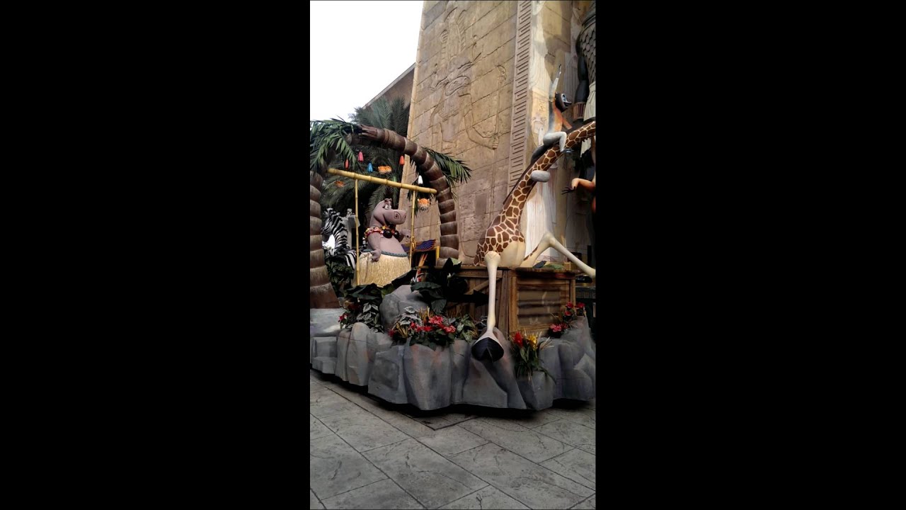Hollywood Dreams Parade in USS