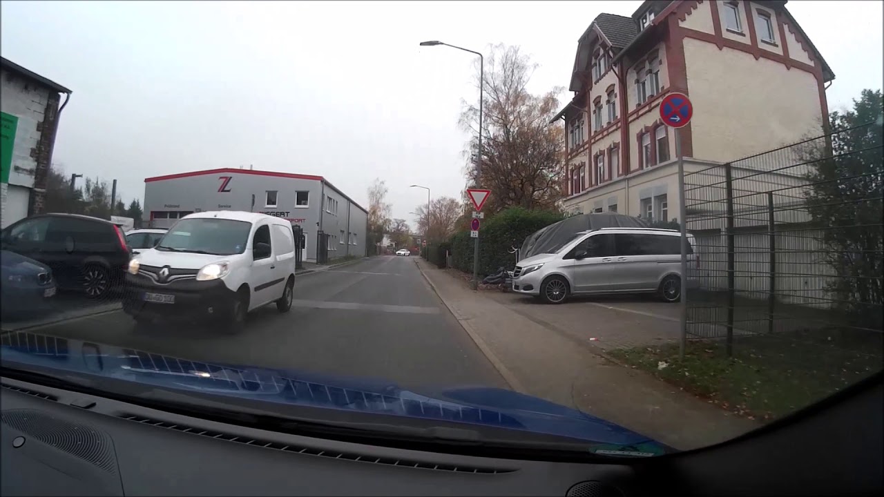 Kreisverkehr an der Moschee vorbei zum TÜV