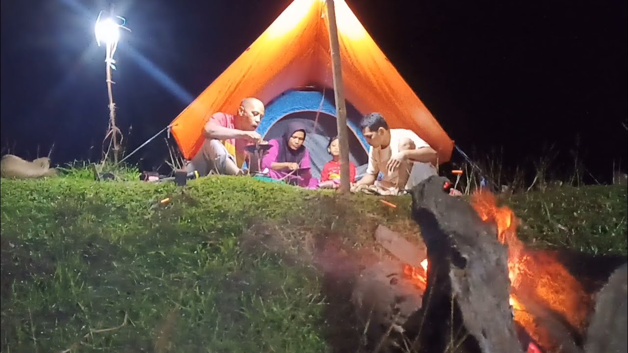 Camping keluarga Maharani belajar di tepian sungai deras