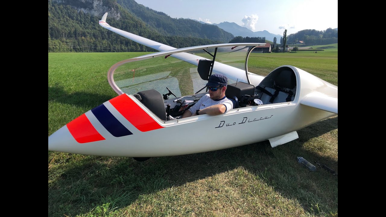 Segelflug in den Schweizer Alpen mit Duo Discus und Motorflugzeug Piper PA28