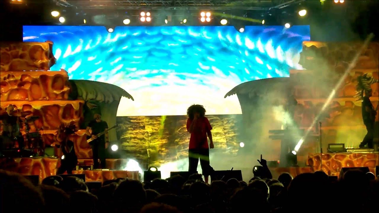 CAPAREZZA LA FINE DI GAIA live FIERA DELLA MUSICA