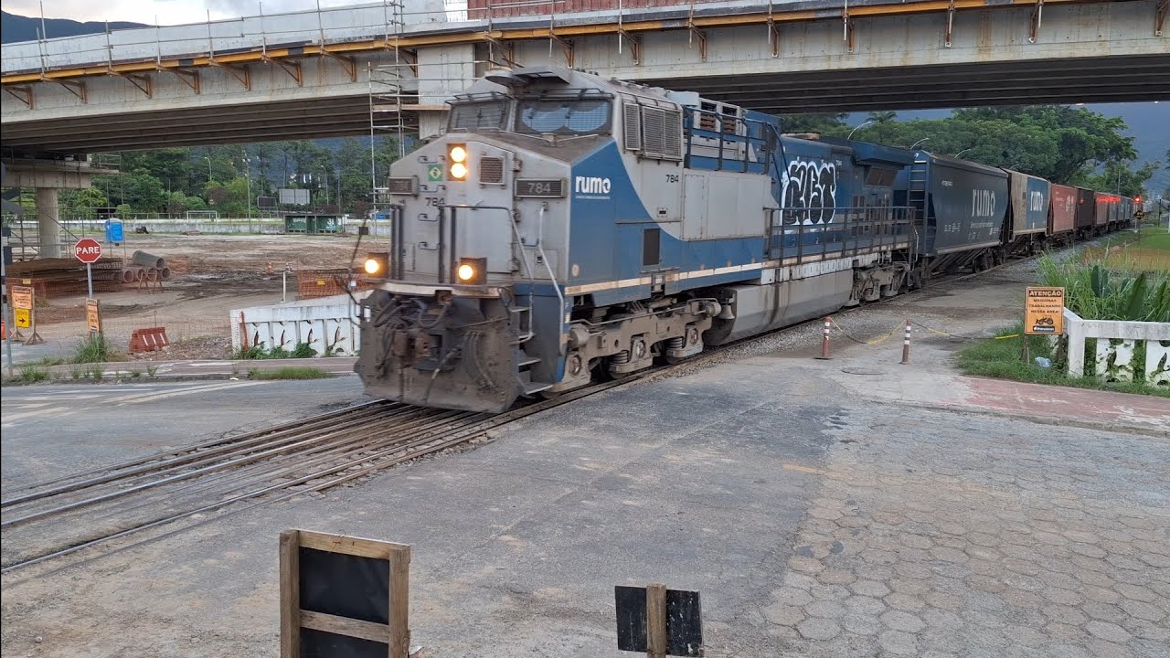 Ac44i 784/ rumo, com trem Vazio, passando pela pn de Cubatão sp, ZZV.