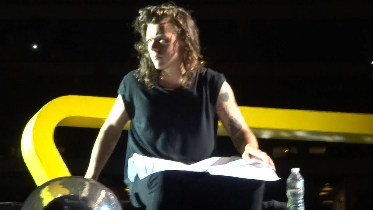 Harry Styles corrects a fan's sign - OTRA Philly - 9/1/15