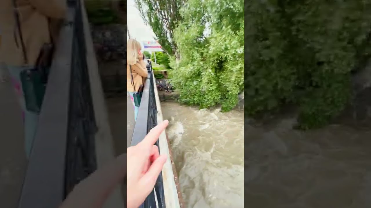 Симферополь - мощный поток воды на реке Салгир