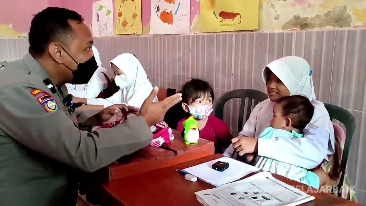 VIRAL..KASIHAN .SELALU GENDONG DUA ADIKNYA JALAN KAKI  IKUT PERGI SEKOLAH.TERUS IBUNYA KEMANA..???