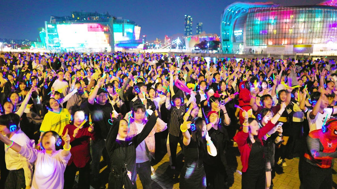 열광하는 뚜벅뚜벅축제! 엄청난 인파 몰린 반포대교 무지개 분수, 매주 일요일 6월 22일 까지. 잠수교 통제, 반포대교 달빛 무지개 분수, 서울 트래블 워커.