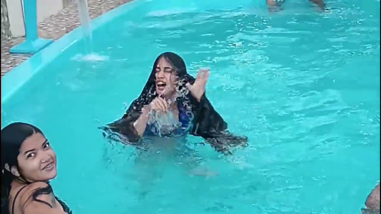 BRINCADEIRA NA PISCINA COM AS MENINAS 