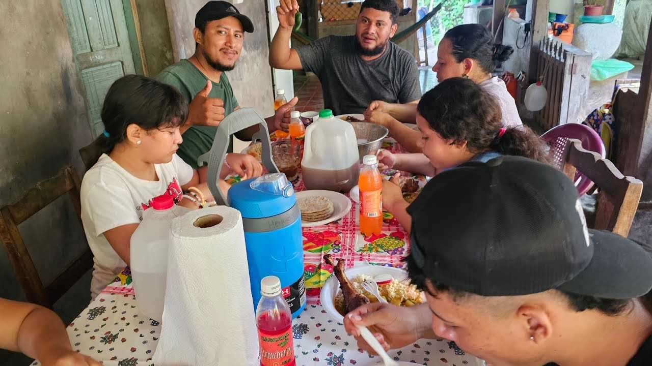 Comimos pavo orneado Asi nos atendio la mama de Felipe en su linda casa