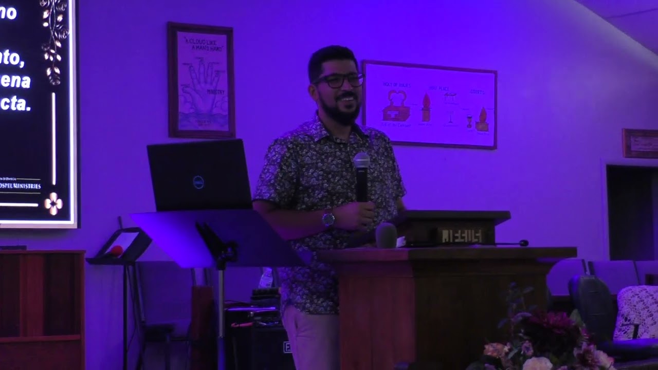 pastor Alex Barrientos predica de jovenes