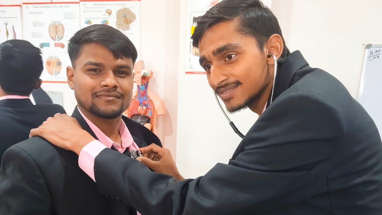 Stethoscope se iska heart'beat check kar rahe hai..🧪😂