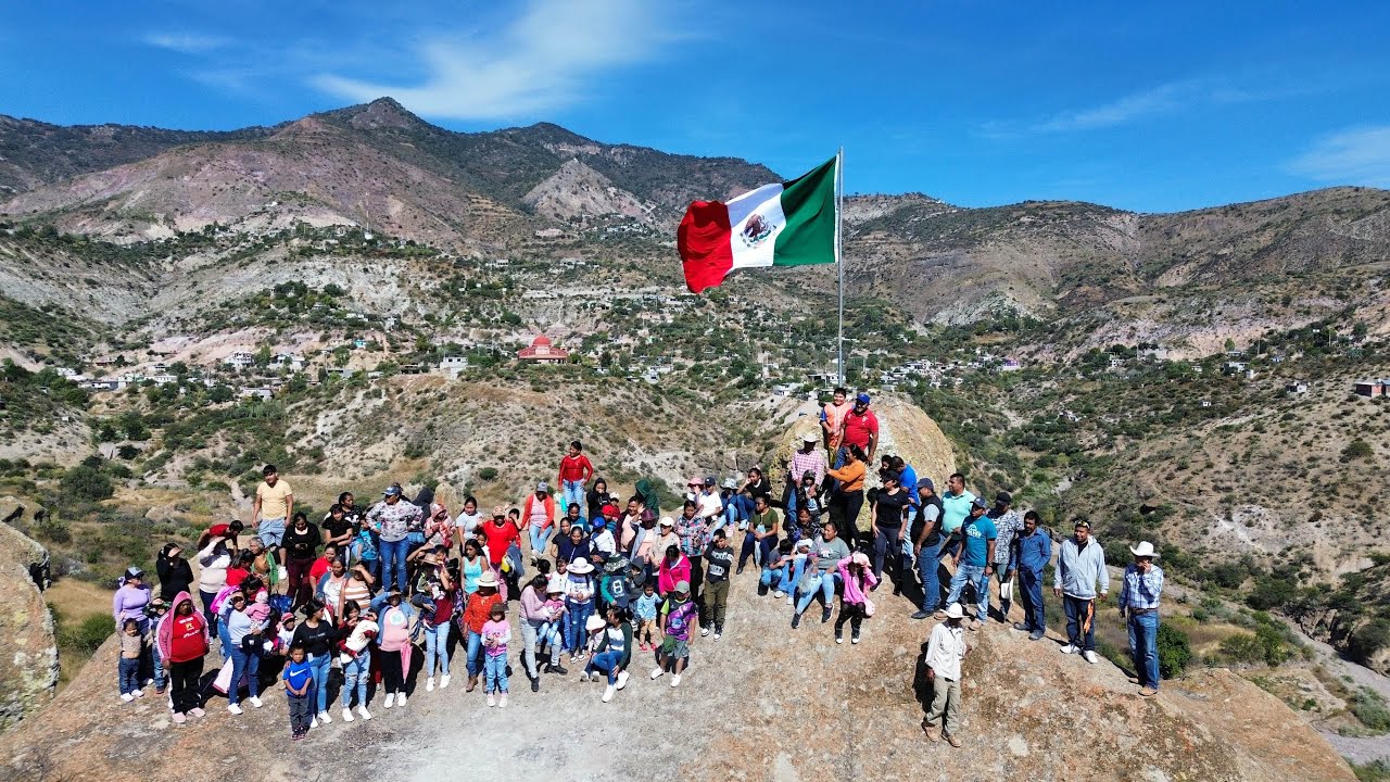 La bandera que unió un pueblo en la Sierra de Queretaro