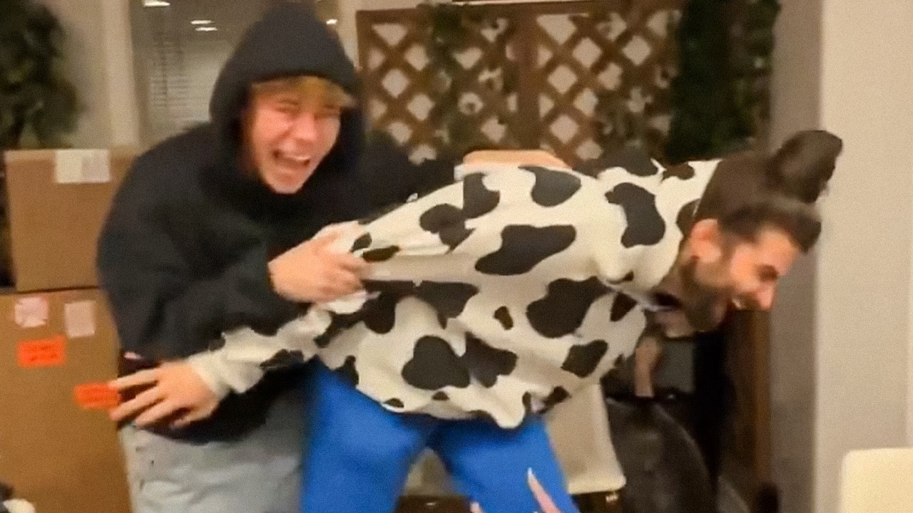 Уэйк, Блау и Сир взламывают ИИ Грока.