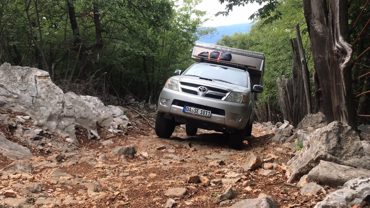 Offroad mit dem Toyota Hilux auf der Insel Cres in Kroatien unterwegs