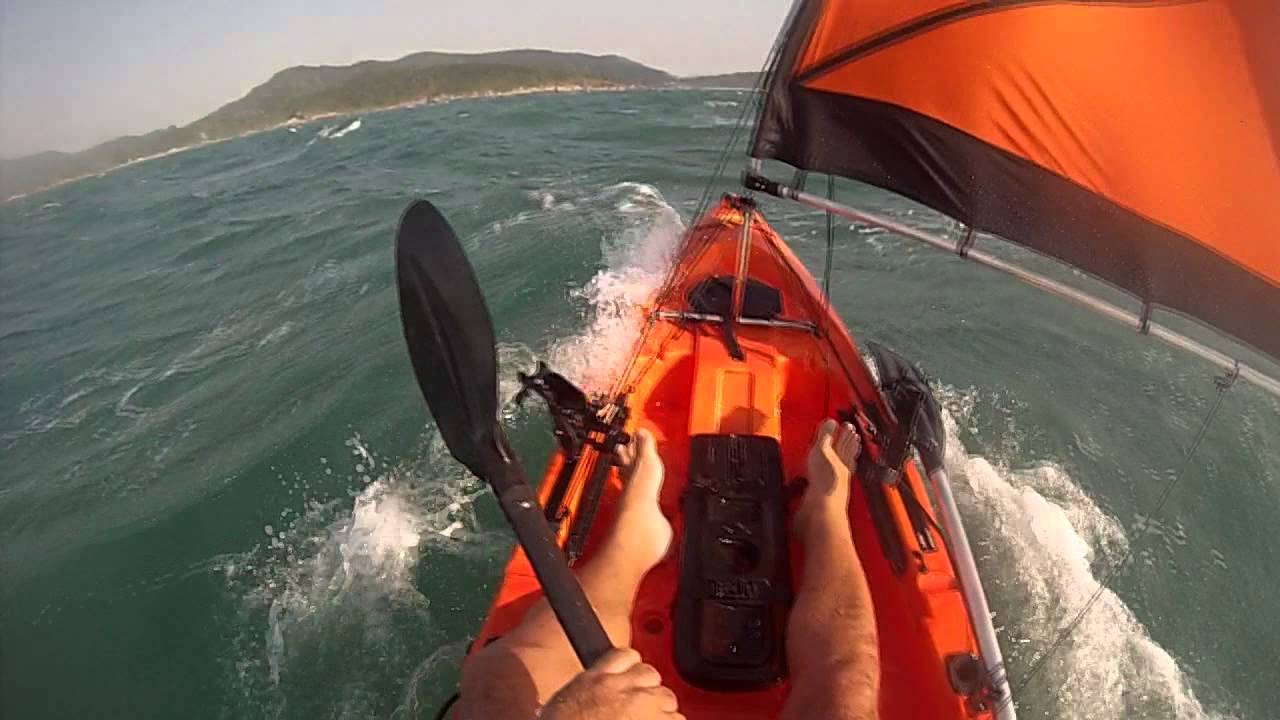 VELEJANDO COM CAIAQUE CAIMAN 125 C VELA GRAN FRAGATTA - RAJADAS DE 35 A 40KM/H